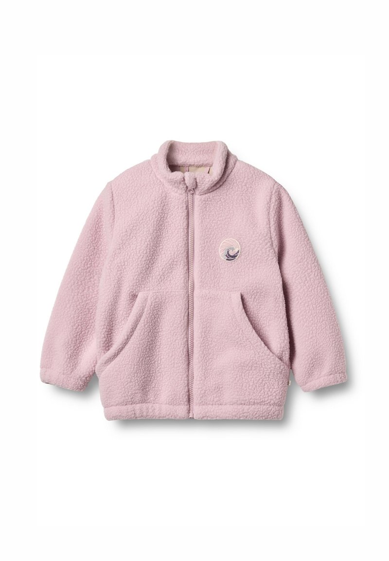 Helle rosa Fleecejacke mit hohem Kragen, frontalem Reißverschluss, zwei Seitentaschen und einem Wellenlogo auf der Brust. Weicher Stoff und gemütliches Design.