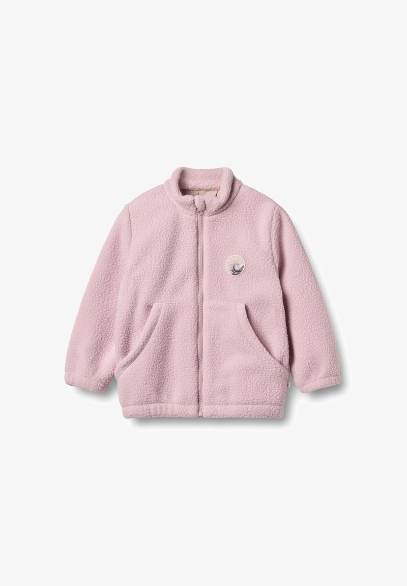 Helle rosa Fleecejacke mit hohem Kragen, frontalem Reißverschluss, zwei Seitentaschen und einem Wellenlogo auf der Brust. Weicher Stoff und gemütliches Design.