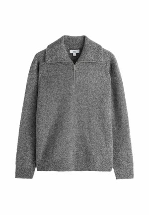 Grå stickad tröja med hög krage, halvlång dragkedja fram och långa ärmar. Mjuk textur, avslappnad passform och minimalistiskt mönster.