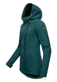 Teal softshell-jack met een capuchon, voorzien van bruine knoopaccenten, zijzakken met ritsen en een fleece-voering aan de binnenkant.