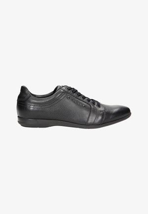Zwarte leren schoenen met een gladde textuur, een ronde neus en geperforeerde zijpanelen. Voorzien van ronde veters en een laag profiel rubberen zool.
