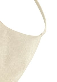 Borsa color crema caratterizzata da un motivo testurizzato in finto coccodrillo, con una forma curva e una tracolla unica per il trasporto.