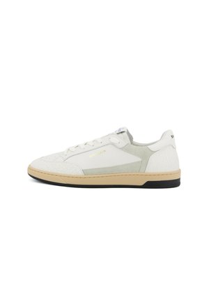 Sneaker bianca low-top con suola beige, dettagli laterali in suede grigio e motivi in rilievo delicati sulle aree della punta e del tallone.