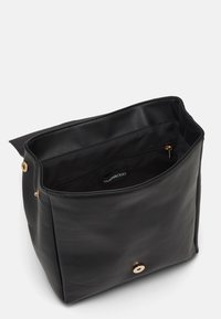 Schwarze Lederhandtasche mit weicher Textur, rechteckiger Form und offenem Oberteil. Verfügt über eine innere Tasche mit Reißverschluss und goldfarbene Hardware-Akzente.