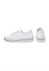 Weiße Freizeitschuhe aus glattem Leder, mit rundem Zehenbereich, Schnürdesign, gesteppten Akzenten und einer strukturierten Gummisohle.