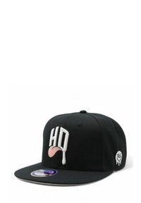 Mustapipo, jossa on litteä lippa, jossa on valkoista "HQ" brodeerausta ja vaaleanpunainen kieligraafikka. Sivussa on pieni valkoinen logopatch. Sileä kangas. 