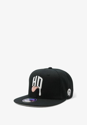 Mustapipo, jossa on litteä lippa, jossa on valkoista "HQ" brodeerausta ja vaaleanpunainen kieligraafikka. Sivussa on pieni valkoinen logopatch. Sileä kangas.