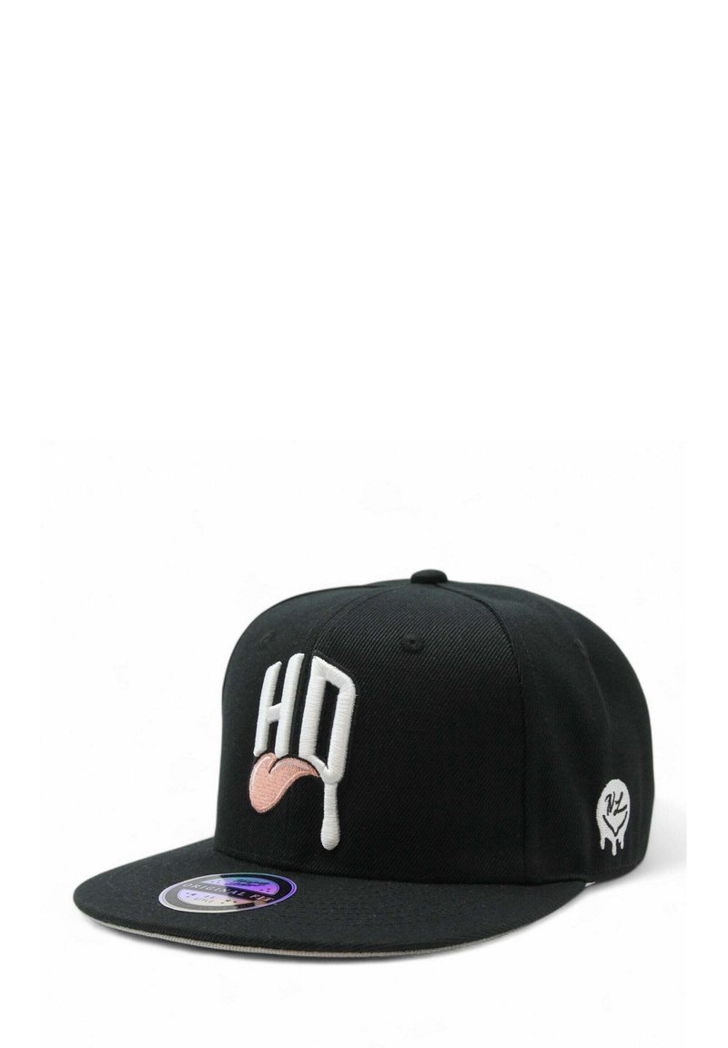 Mustapipo, jossa on litteä lippa, jossa on valkoista "HQ" brodeerausta ja vaaleanpunainen kieligraafikka. Sivussa on pieni valkoinen logopatch. Sileä kangas. 