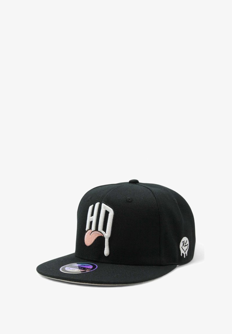 Mustapipo, jossa on litteä lippa, jossa on valkoista "HQ" brodeerausta ja vaaleanpunainen kieligraafikka. Sivussa on pieni valkoinen logopatch. Sileä kangas.