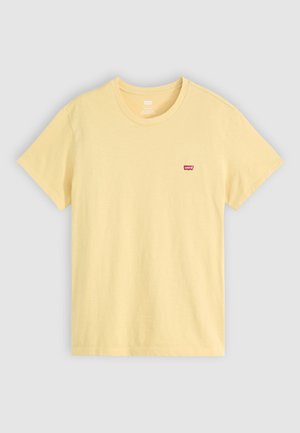 Camiseta de algodón amarilla con escote redondo, mangas cortas y un pequeño logo rojo de Levi's bordado en el lado izquierdo del pecho. Textura suave.
