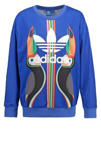 Sudadera azul de cuello redondo con un gran logo blanco de Adidas, acentos vibrantes de múltiples colores y patrones geométricos en la parte frontal.