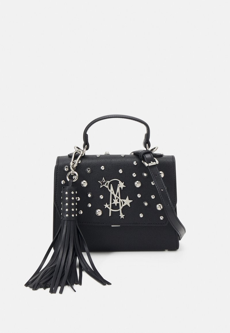 Sac à main en cuir noir avec des clous argentés, un logo métallique en forme d'étoile, une poignée supérieure, une bandoulière amovible et un grand pompon décoratif sur le côté.