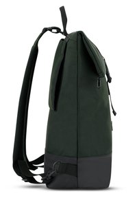 Zelený látkový batoh s aerodynamickým designem, texturovaným ramenním popruhem a černým dnem; má horní klopu a zipové uzavření.