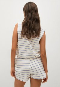 Keve lättviktig loungemössa med blå ränder; ärmlös topp med avslappnad passform och shorts med dragsko i ett bekvämt tyg.