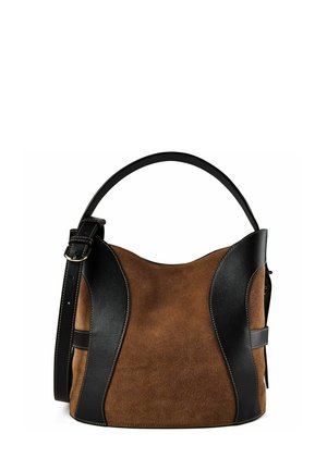 Braune Wildleder-Handtasche mit schwarzen Lederakzenten und verstellbarem Riemen, mit geschwungenem Paneeldesign und silberner Schnalle auf weißem Hintergrund.