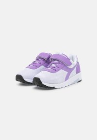 Scarpe sportive viola e bianche con tomaia in rete, chiusura con lacci e Velcro, e suola in gomma nera testurizzata. Presenta un sottile dettaglio del logo.