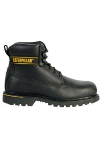 Bota de trabajo de cuero negro con logo amarillo, diseño de cordones, cuello acolchado, suela robusta y acabado texturizado, adecuada para un uso duradero.