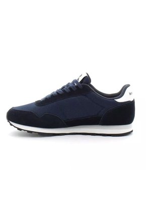 Marineblå og sort lavtop-sneaker med hvid sål, snørelukning og polstret krave vist i sideprofil mod hvid baggrund.