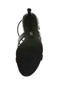 Schwarze High-Heels-Sandalen mit einem Riemen-Design, ausgestattet mit einem hexagonalen Absatz und einer strukturierten Sohle. Das Innere umfasst subtile Branding-Details.