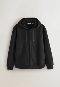 Sudadera con cremallera negra hecha de tela suave, con una capucha amplia, cordones y puños y dobladillo acanalados, sin logotipos visibles.