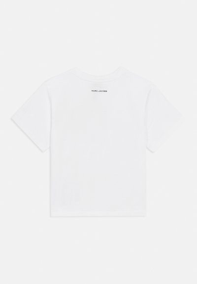 Λευκό βαμβακερό t-shirt με στρογγυλή λαιμόκοψη, κοντά μανίκια και τυπωμένο λογότυπο "MARC JACOBS" στο πίσω μέρος κοντά στη λαιμόκοψη.