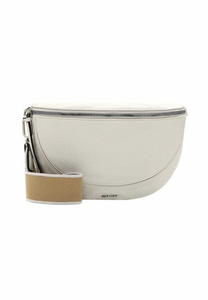 Sac bandoulière en cuir couleur blanc cassé en forme de demi-lune avec fermeture éclair argentée et large sangle en tissu beige amovible.
