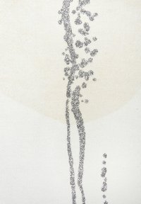 Teksturoitu kangas pehmea valge taustaga, millel on hõbedane sädelev muster, mis meenutab peeneid vertikaalseid jooni ja täppe.