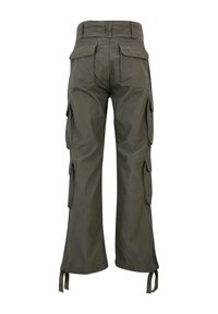 Spodnie cargo w oliwkowym kolorze z wieloma bocznymi kieszeniami, luźnym krojem, regulowanymi trokami przy mankietach oraz płaskim pasem.