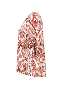 Rode en witte blouse met een patroon, ronde halslijn en licht geplooide mouwen. De stof is lichtgewicht met een gladde textuur.