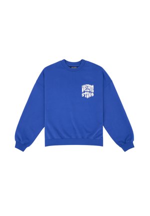 Niebieski bawełniany sweatshirt z okrągłym dekoltem, długimi rękawami, ściągaczami przy mankietach oraz białym logo graficznym na lewej piersi.