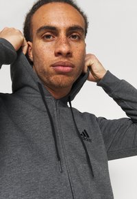 adidas Performance ESSENTIALS 3 STRIPES FULL ZIP - Camisola com fecho - dark grey heather