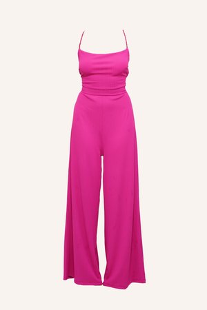 Fuksia jumpsuit med tynne stropper, ribbet tekstur, tettsittende liv og vid ben. Glatt stoff med flytende fall.