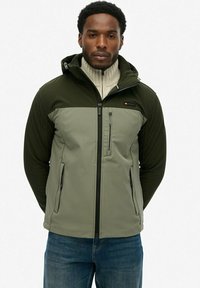 Khaki en donkergroene hooded jack met ritssluiting aan de voorkant, zijzakken en een borstzak. Gemaakt van een glad, duurzaam materiaal.