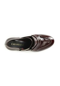 Zapato sin cordones de charol burdeos con punta redondeada, tira decorativa y acabado texturizado. Interior negro con detalle del logotipo.