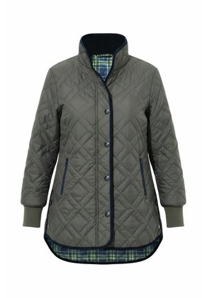 Giacca trapuntata verde oliva con rifiniture blu navy, chiusure con bottoni, tasche laterali con zip, polsini a coste e fodera a quadri che spunta dall'orlo e dal colletto.