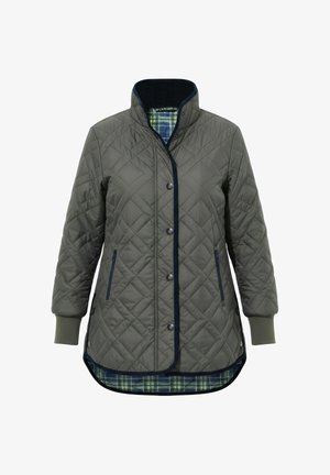 Giacca trapuntata verde oliva con rifiniture blu navy, chiusure con bottoni, tasche laterali con zip, polsini a coste e fodera a quadri che spunta dall'orlo e dal colletto.