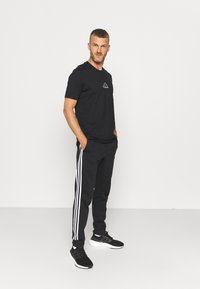 adidas Performance ESSENTIALS 3STRIPES - Trainingsbroek - black/white