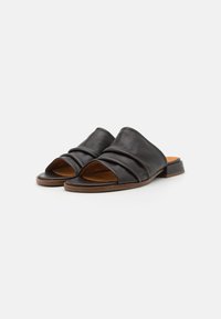 Sandali in pelle nera con dettagli arricciati sulla parte superiore, design open toe e tacco a blocco basso, con suola marrone.