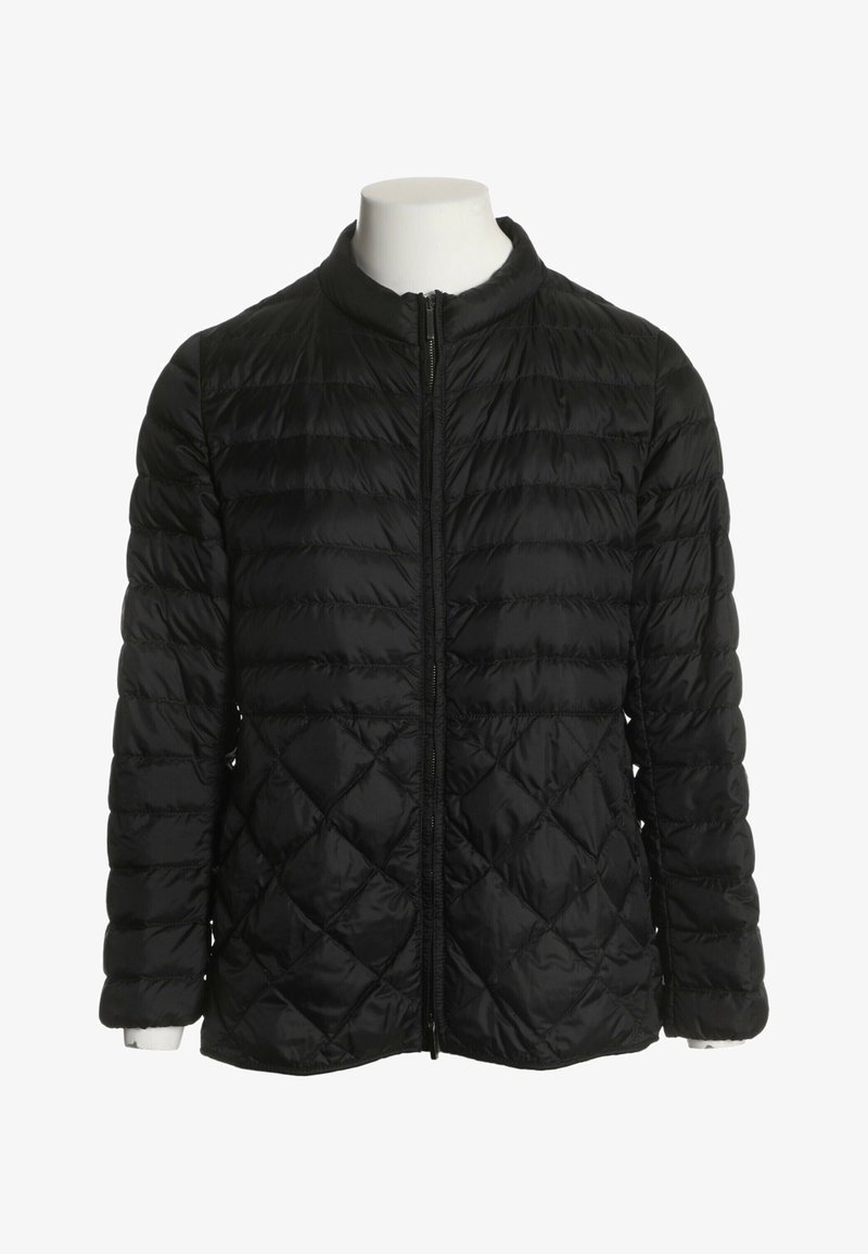 Veste matelassée noire avec fermeture éclair intégrale à l'avant, motifs de couture horizontaux et en losange, et manches longues sur un buste de mannequin blanc.