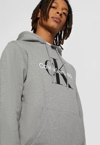 Calvin Klein Jeans CORE MONOGRAM HOODIE - Sportinis megztinis - grey