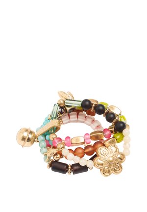 Kolorowa bransoletka z koralików z złotymi akcentami, w tym zawieszką w kształcie kwiatu, dzwoneczkiem oraz różnymi szklanymi i matowymi koralikami ułożonymi w okrągłe pasma.