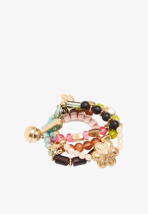 Kolorowa bransoletka z koralików z złotymi akcentami, w tym zawieszką w kształcie kwiatu, dzwoneczkiem oraz różnymi szklanymi i matowymi koralikami ułożonymi w okrągłe pasma.