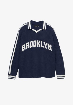 Tamno plavi pleteni pulover s bijelim prugama na rukavima, bijelim rubom ovratnika i natpisom "BROOKLYN" velikim bijelim slovima preko grudi.