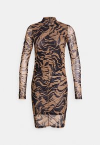 Une robe ajustée à manches longues mettant en valeur un tissu transparent à motifs en rayures de tigre brunes et noires, avec un col haut et des détails froncés.