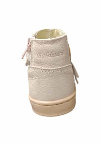 Stivale alla caviglia in pelle bianca con finitura testurizzata, zip rosa e marchio "Balducci" in rilievo. Punta rotonda e suola in gomma beige.