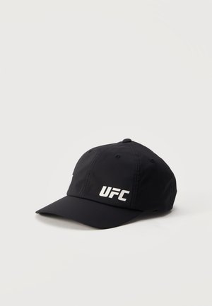 Gorra de béisbol negra con logo blanco de UFC en la parte frontal, diseño de seis paneles y visera curva sobre fondo blanco.