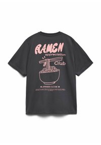 Czarny t-shirt z krótkim rękawem, na którym znajduje się różowy wzór graficzny przedstawiający ramen w misce z pałeczkami, z tekstem "RAMEN appreciation Club" oraz "JAPANESE CULTURE".