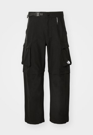 Mustat cargo-housut, jotka on valmistettu kestävästä kankaasta, sisältävät useita taskuja, vyön ja logon alareidessä. Suora leikkaus ja sileä pinta.