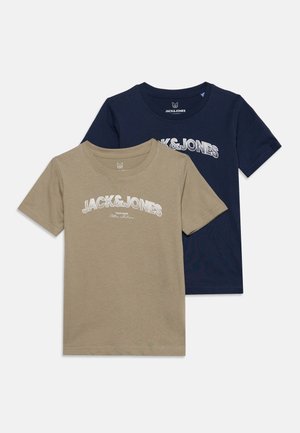 Deux t-shirts à manches courtes, un beige et un bleu marine, chacun avec un texte blanc "JACK & JONES" sur le devant, posés à plat sur un fond blanc.