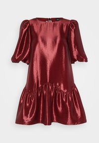 Κόκκινο μεταλλικό φόρεμα με φουσκωτά μανίκια, στρογγυλή λαιμόκοψη και φαρδύ τελείωμα. Λείος υφασμάτινος χαρακτήρας με γυαλιστερή φινέτσα. Κλείσιμο πίσω με κορδόνι.